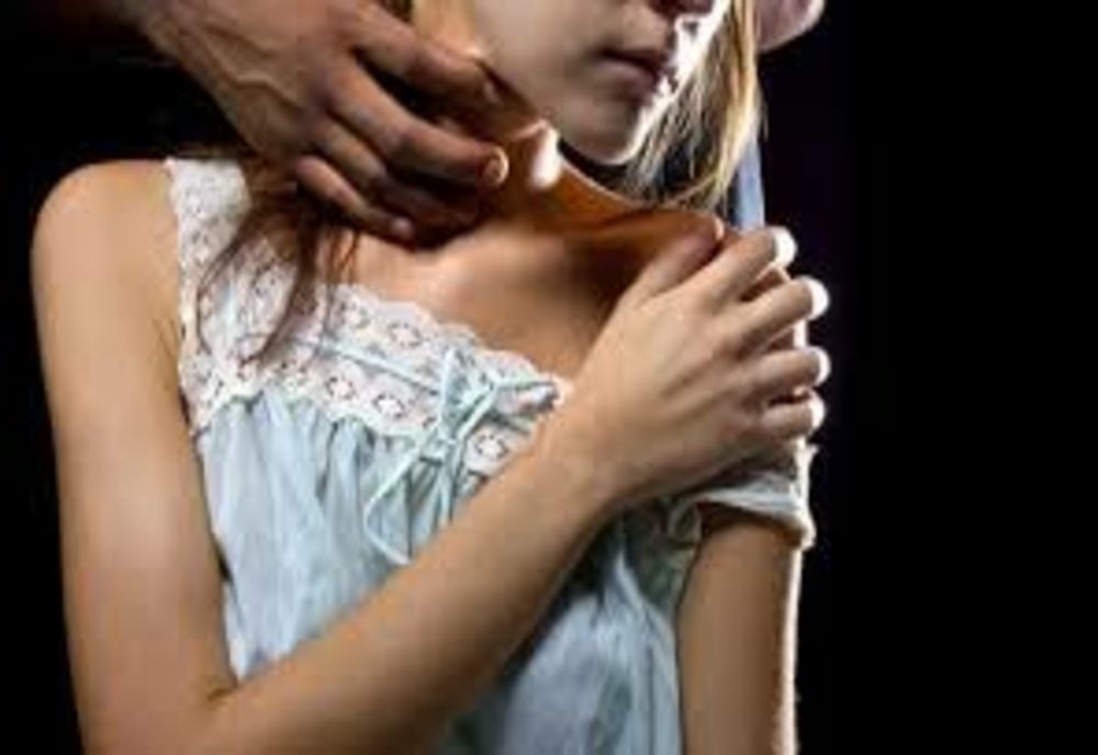 Fetiță bătută și violată de propriul tată