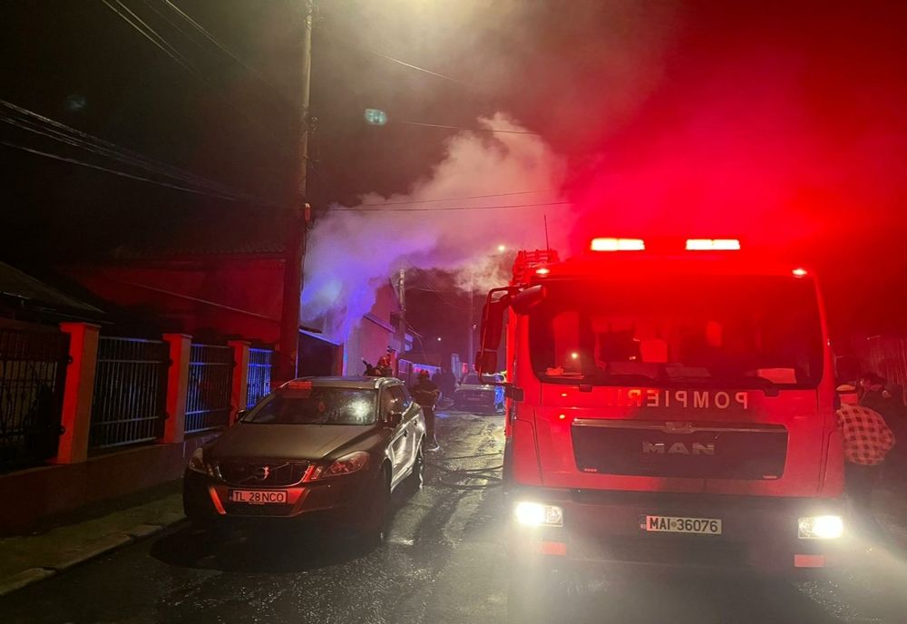 VIDEO Casă cuprinsă de flăcări în Tulcea. Pompierii în alertă