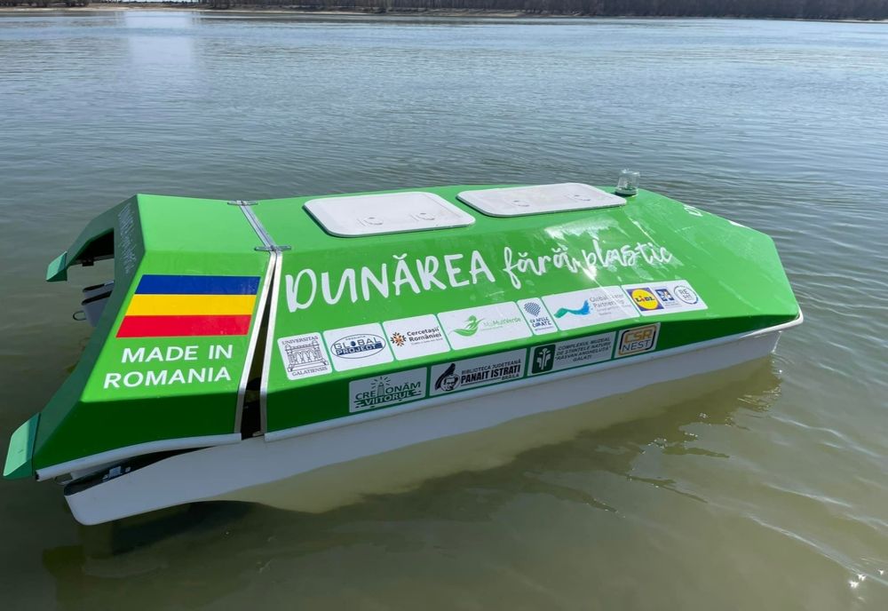 Lansare ”Green Cat”, un catamaran care adună gunoaiele din Dunăre
