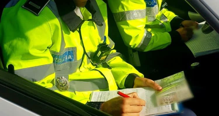 Sute de sancţiuni contravenţionale și 28 de permise reținute în minivacanța de 1 Mai de polițiști