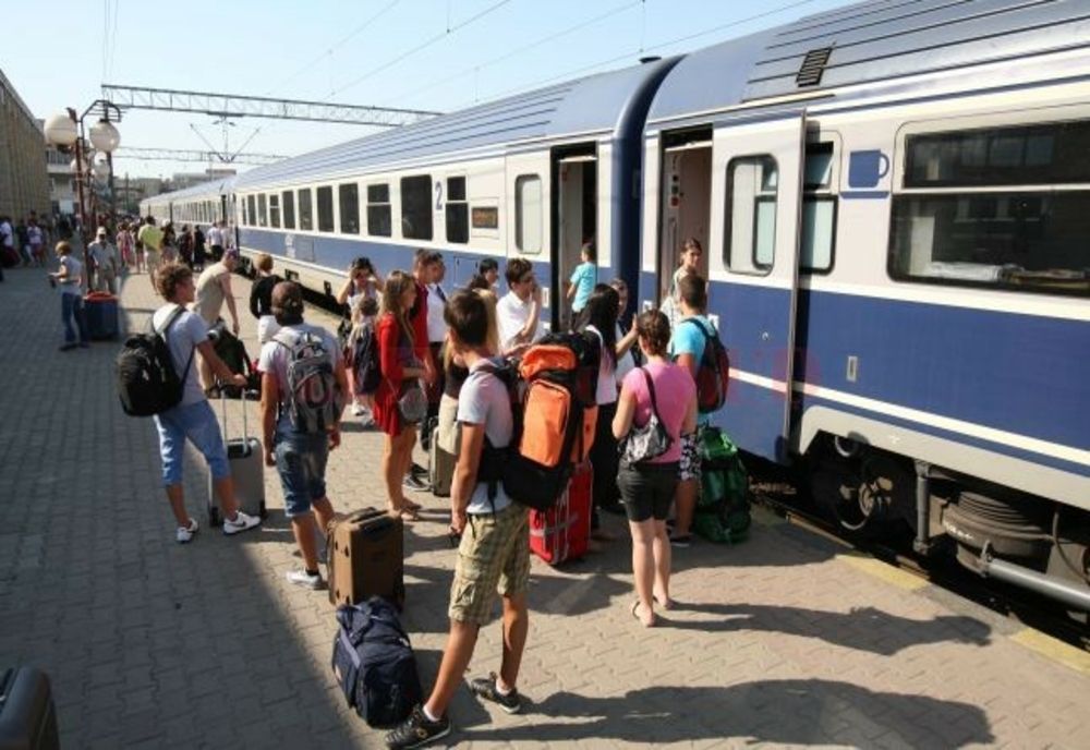 Copilă leșinată din cauza căldurii din tren. „Ambulanţa a luat-o cu convulsii pe targă”