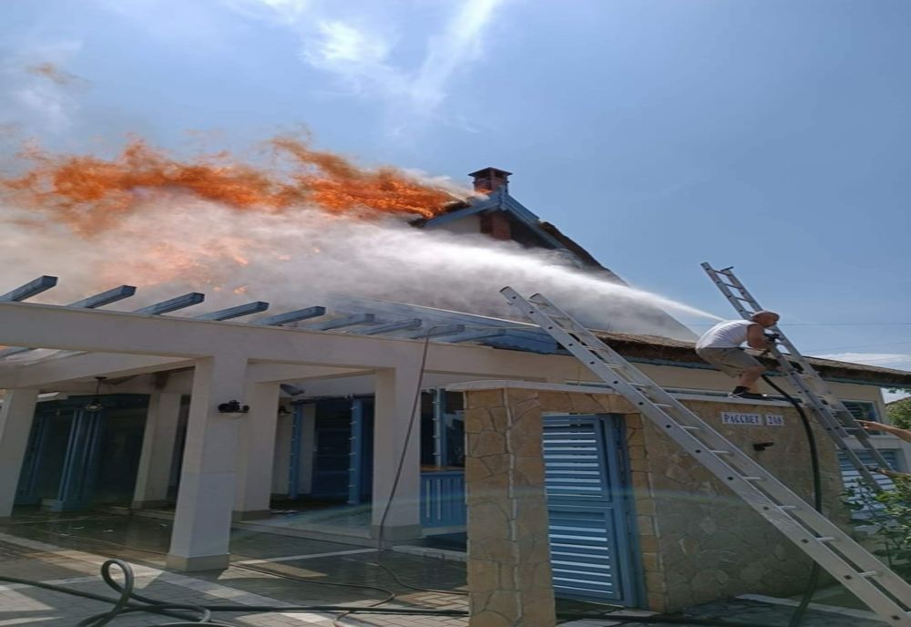 VIDEO Incendiu violent  la o pensiune din Sarichioi