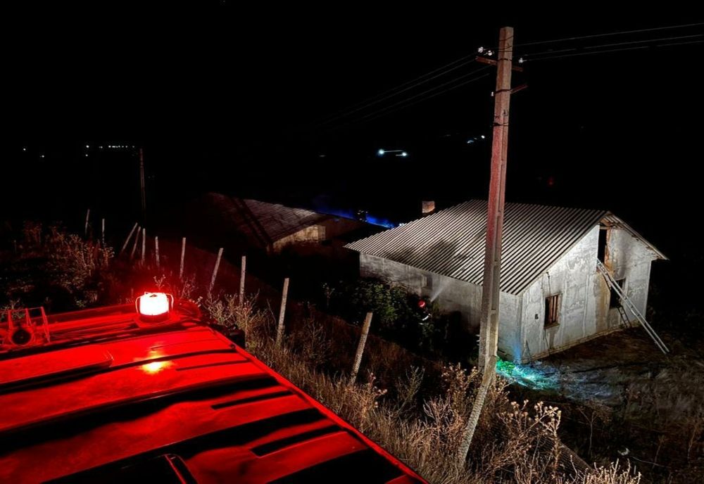 VIDEO Casă cuprinsă de flăcări la Babadag. Focul pus intenționat
