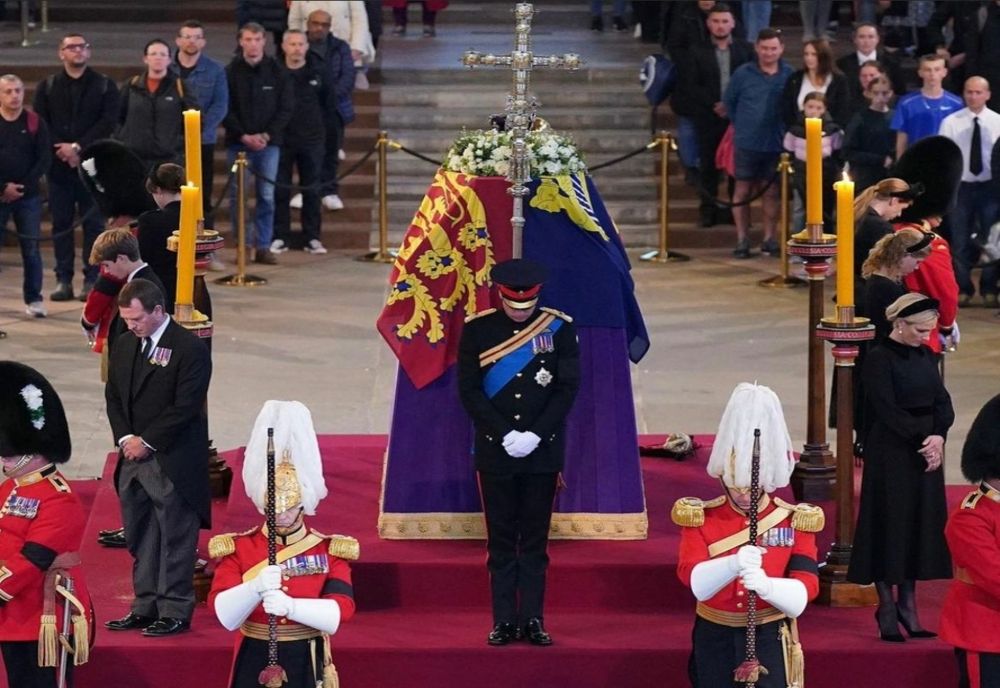 VIDEO Nepoții Reginei Elisabeta, de veghe la sicriu