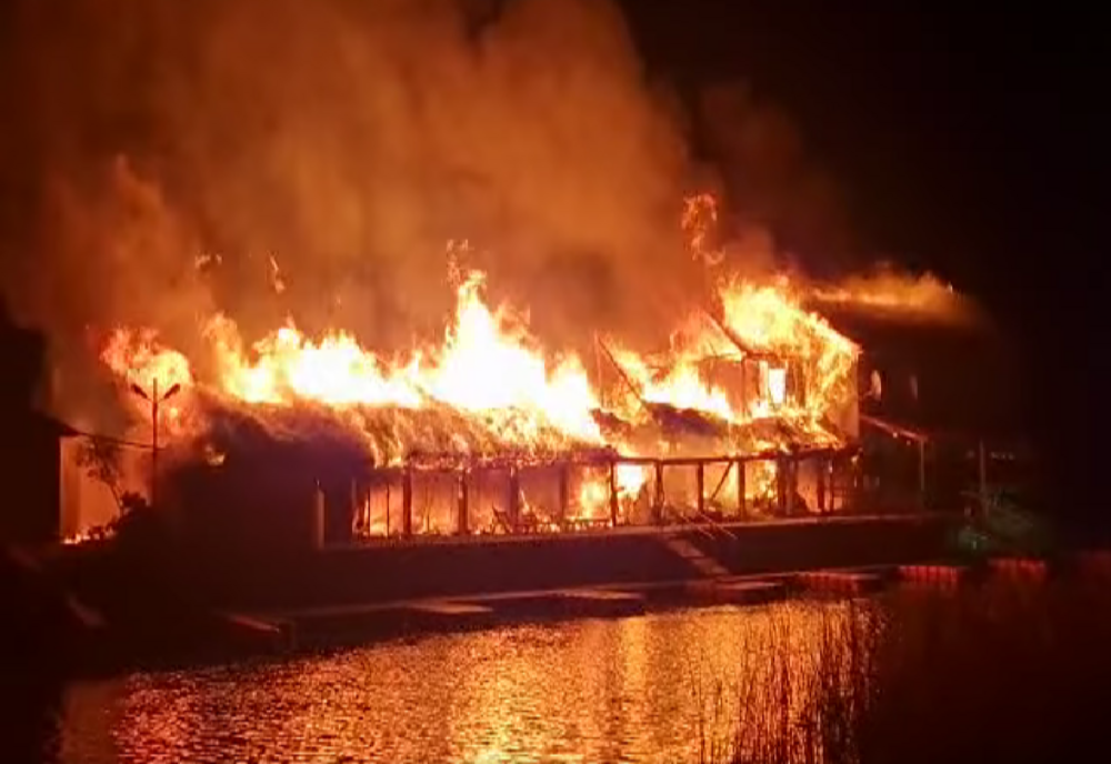 FOTO VIDEO Incendiu de proporții în Delta Dunării. Pensiune în flăcări