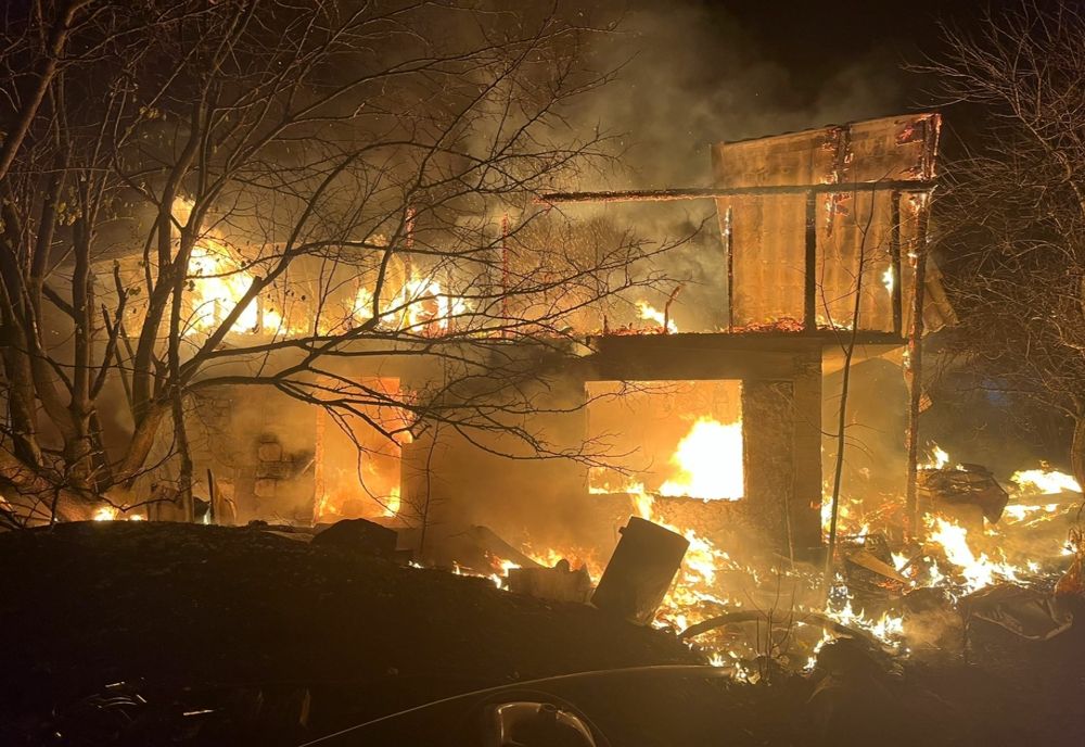 FOTO VIDEO  Casă în flăcări în Tulcea. Pompierii în dificultate, echipaje suplimentate