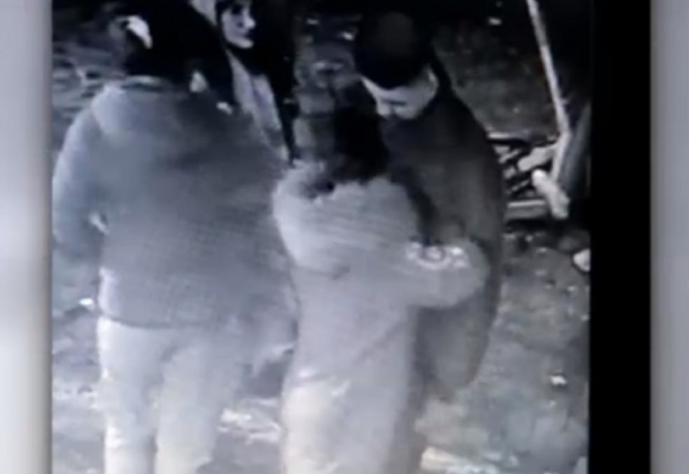 O nouă metodă de furt, metoda „îmbrățișării”, lasă tinerii fără bani. Cum acționează hoții