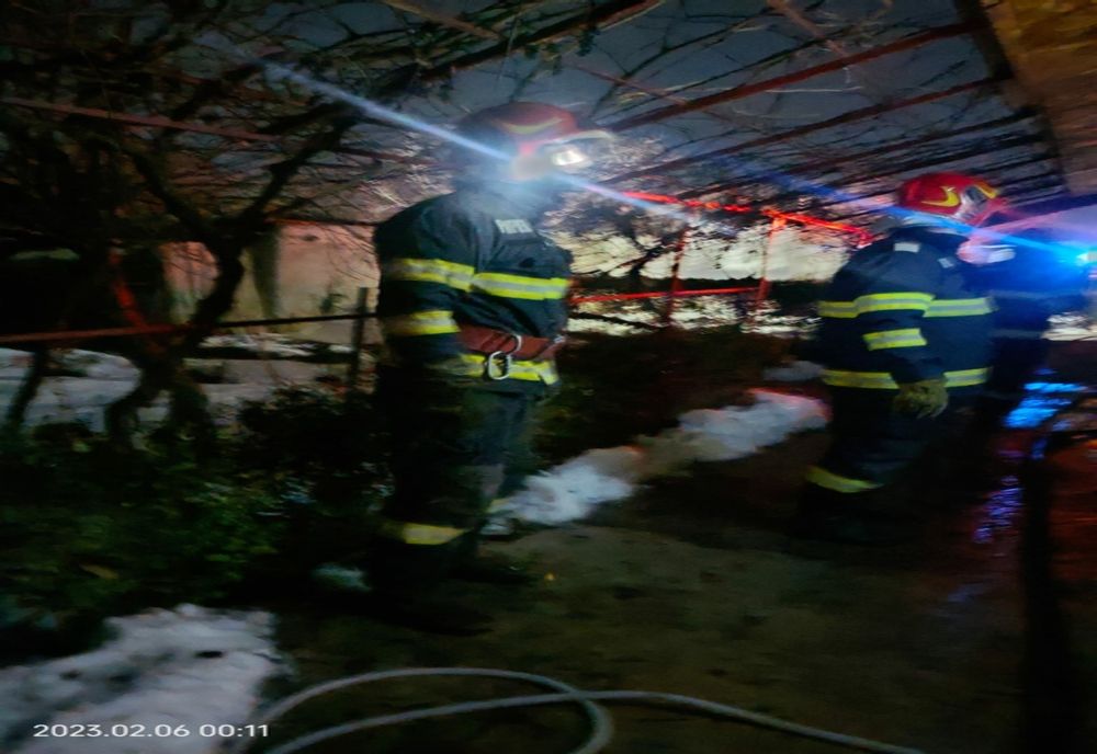 FOTO Au rămas fără acoperiș deasupra capului în plină iarnă