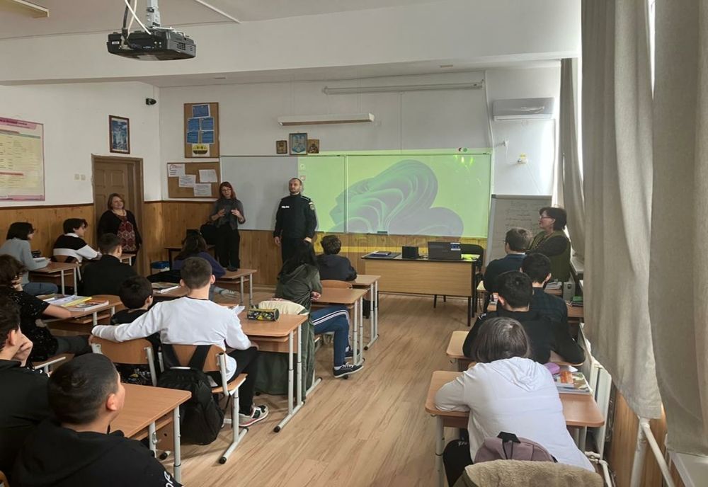 FOTO Polițiștii, acțiuni în școlile din Tulcea