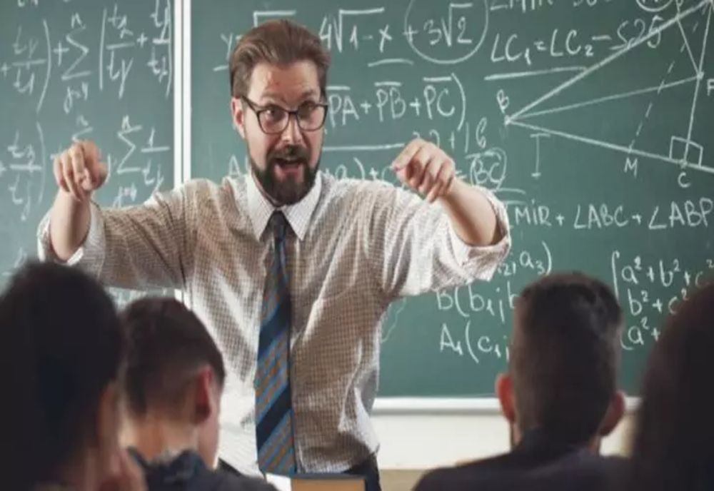 CU CÂT SCAD SALARIILE PROFESORILOR DUPĂ REFORMA LUI BOLOJAN?