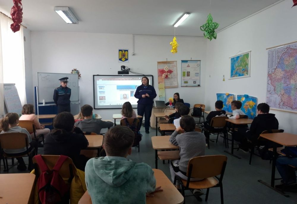 De vorbă cu elevii privind bullyingul, traficul și consumul de droguri