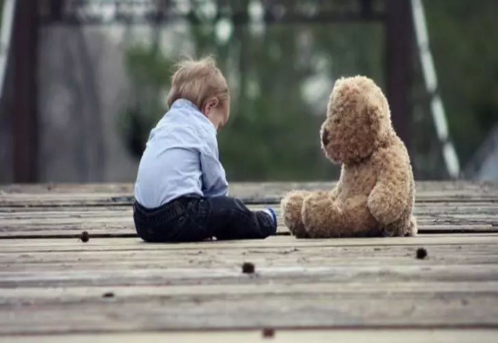 „Ne ia sau nu statul copiii?” Revolta românilor față de proiectul de lege care prevede separarea copiilor de familie. Actul normativ va ajunge la votul final