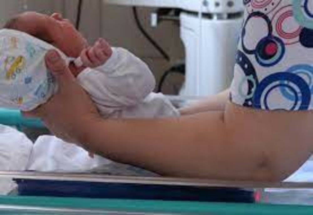 Un bărbat din Neamț i-a făcut CEZARIANĂ soției acasă, cu un bisturiu cumpărat online. El a fost ajutat de soacră  