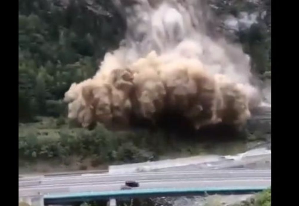 Alunecare masivă de stânci în Franța. VIDEO spectaculos cu muntele care a luat-o la vale și s-a prăbușit peste autostradă