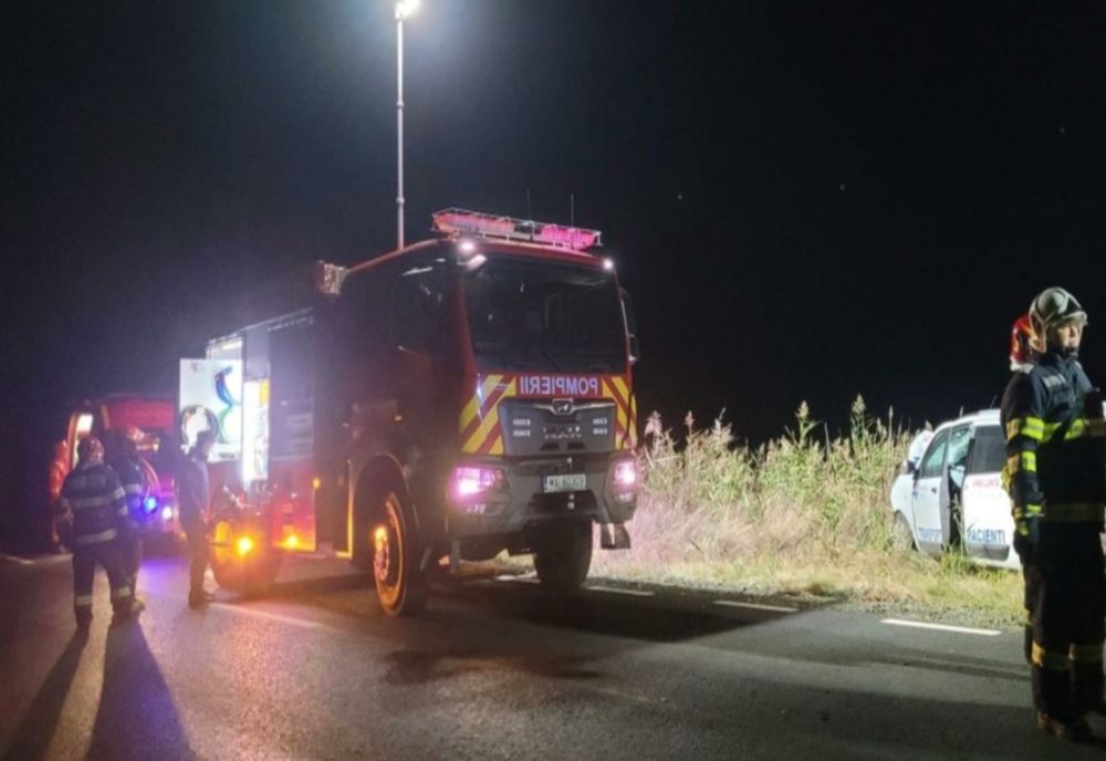 Pacient mort în drum spre spital. Ambulanța în care se afla, implicată într-un accident grav
