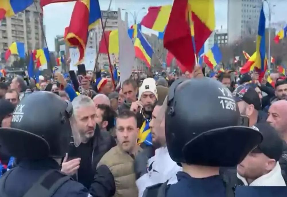 TENSIUNI ÎN PIAȚA VICTORIEI, JANDARMII AU FORMAT UN CORDON ÎN FAȚA GUVERNULUI. REALITATEA PLUS LANSEAZĂ UN APEL LA CALM. INFORMARE OFICIALĂ A JANDARMERIEI - VIDEO