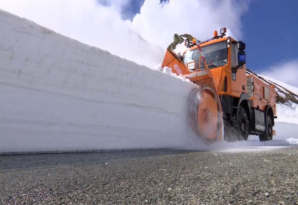 CONTINUĂ ACȚIUNILE DE DESZĂPEZIRE PE TRANSALPINA