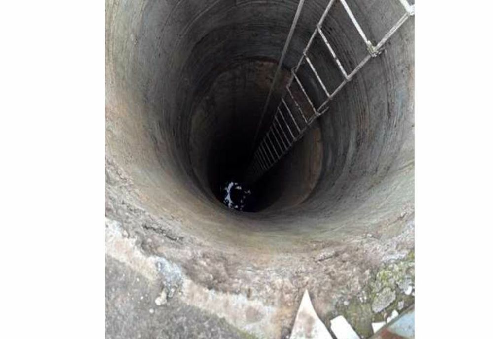 FEMEIE CĂZUTĂ ÎNTR-O FÂNTÂNĂ ADÂNCĂ DE 18 METRI, SALVATĂ DE POMPIERI