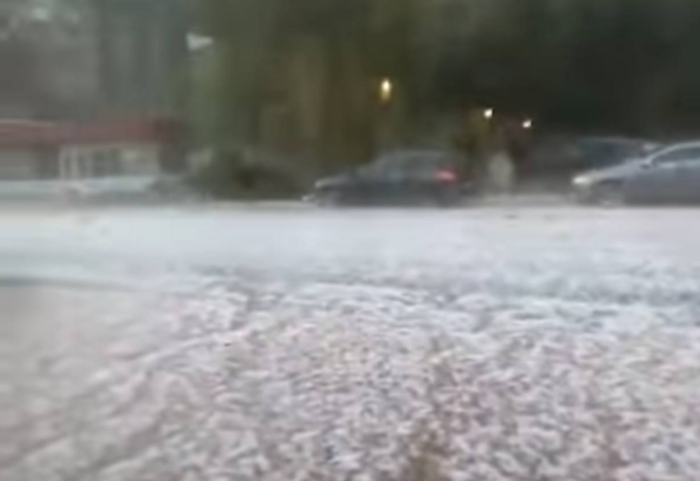 PLOILE TORENȚIALE CU GRINDINĂ CU FĂCUT RAVAGII ÎN ȚARĂ. MAI MULTE CASE AU FOST INUNDATE