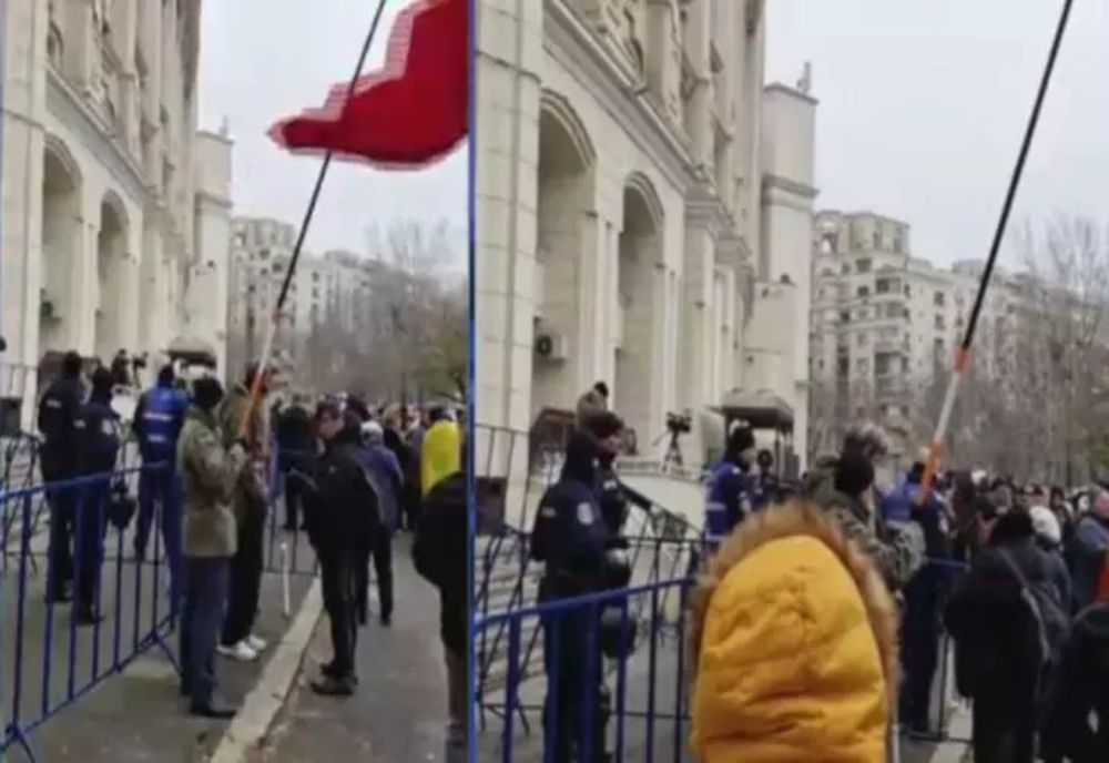 Protest în desfășurare la Parchetul General. Se contestă anularea primului tur al prezidențialelor din 2024. Stegarul Dac, printre protestatari