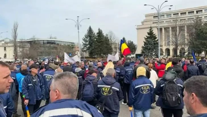 „Apă, hrană, energie, la întreaga Românie!” Protest masiv al minerilor în fața Guvernului: 1000 de oameni, în Piața Victoriei