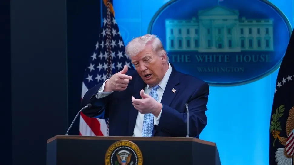 Trump anunță un acord cu Iranul și redeschiderea Strâmtorii Ormuz. Teheranul păstrează tăcerea