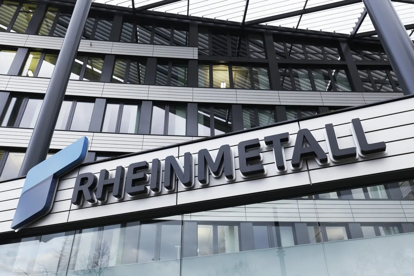 Rheinmetall, reacție după ce a lipsit de la licitație. Compania susținută de Bolojan, în centrul unui nou scandal
