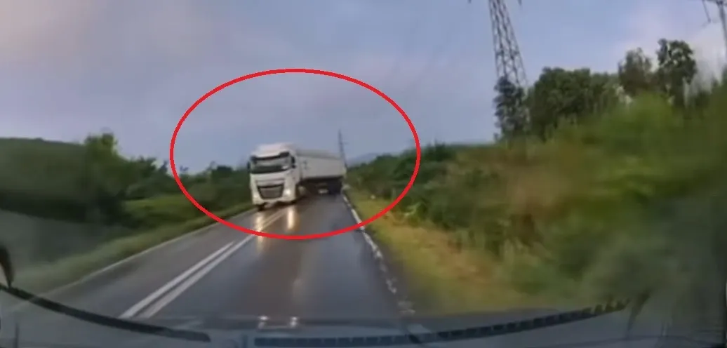 Clipe de coșmar pe un drum din Tulcea. Două TIR-uri au derapat și au evitat la limită o mașină