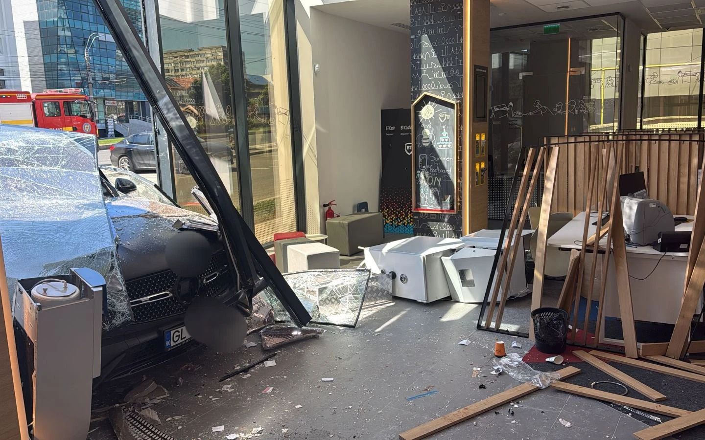 Accident bizar în Galați. O șoferiță de 71 de ani a intrat cu mașina direct într-un bancomat, rănind o femeie FOTO