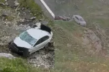 Incident grav pe Transfăgărăşan. O mașină parcată a căzut într-o râpă. Întregul moment, surpins VIDEO