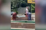 România, țara tuturor posibilităților. Fântână arteziană folosită pe post de mașină de spălat
