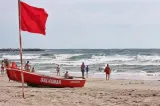 Tată și fiică, salvați de la înec, la Eforie, după ce au ignorat total pericolul și steagul roșu