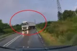 Clipe de coșmar pe un drum din Tulcea. Două TIR-uri au derapat și au evitat la limită o mașină