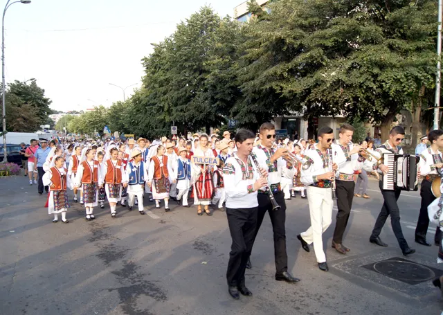 PESTISOR-DE-AUR_PARADA-2014_PAG-1