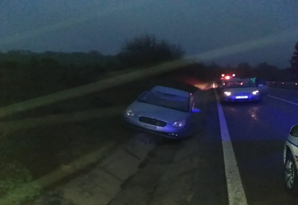 A ieşit în decor cu maşina şi s-a rănit grav!