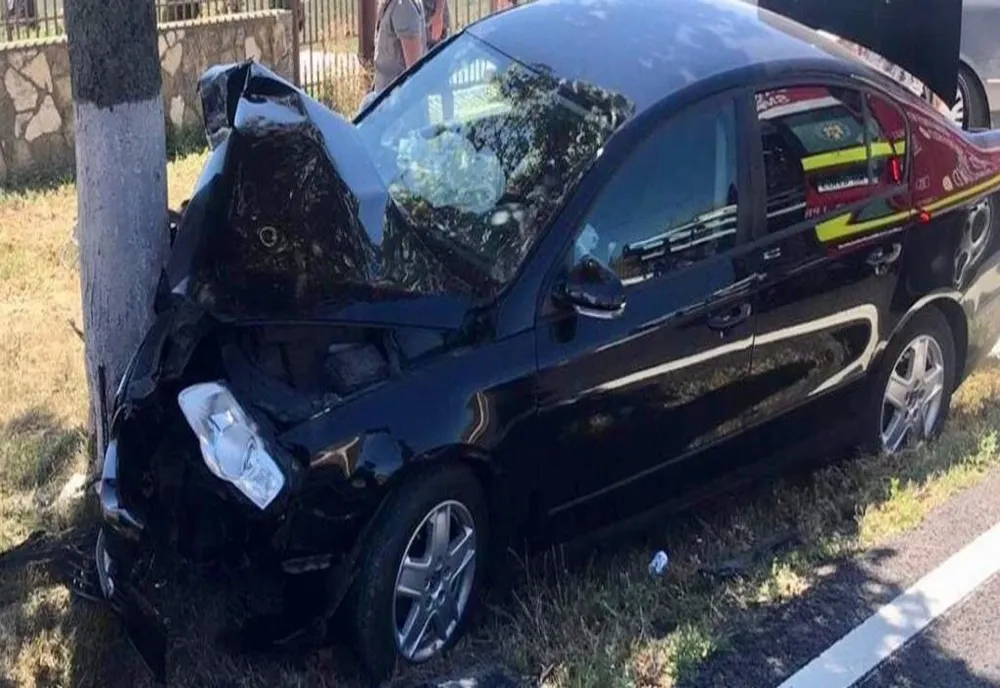 Trei răniți după ce o mașnă a intrat într-un copac