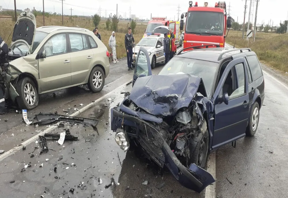 FOTO| Două mașini s - au făcut praf după ce s-au ciocnit în Ialomița