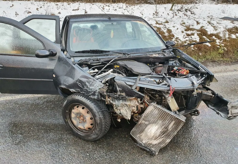 FOTO| Două mașini s-au făcut praf după ce s-au ciocnit la Babadag. O victimă inconștientă