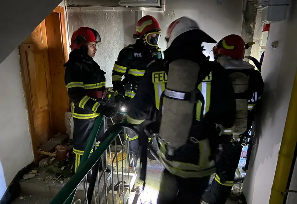 FOTO  Incendiu și explozie într-un apartament din Tulcea