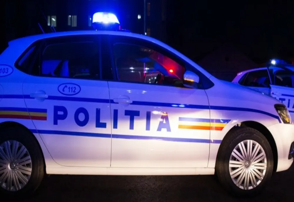 Două mașini s-au ciocnit violent în Tulcea. Una dintre ele a fost proiectată în gardul sălii de sport