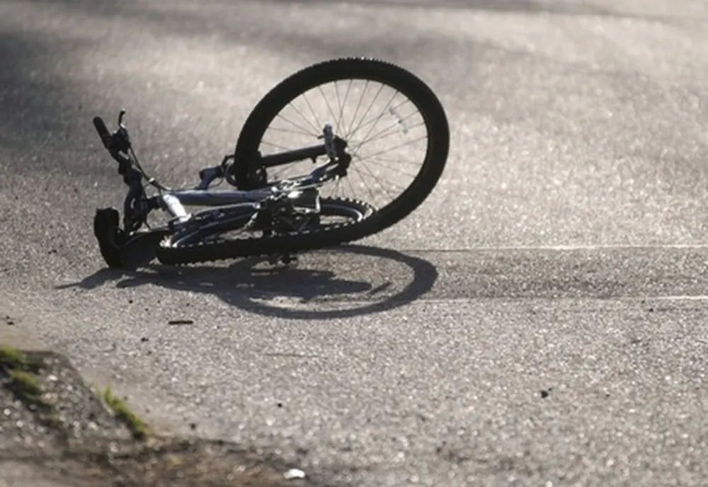 Neatenția face victime. Biciclist lovit de căruță