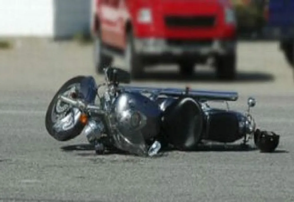 Impact violent între un autoturism și o motocicletă la Babadag