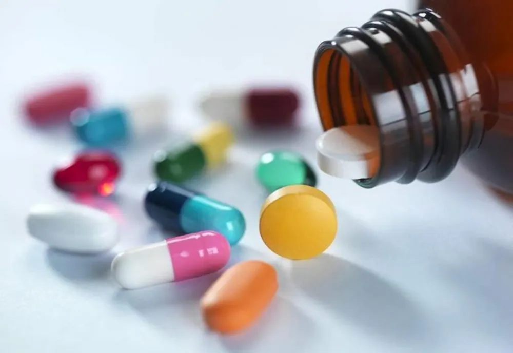 Alertă: 100 000 de farmacii au fost închise. Medicamente pentru coronavirus, vândute online