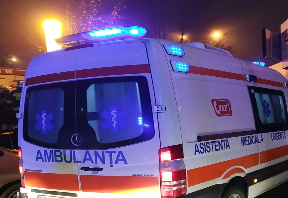 Mașină intrată în copac. Trei persoane rănite