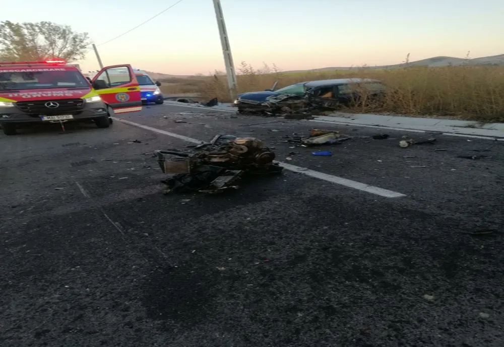 FOTO Două mașini s - au făcut praf după ce s-au ciocnit pe DJ229