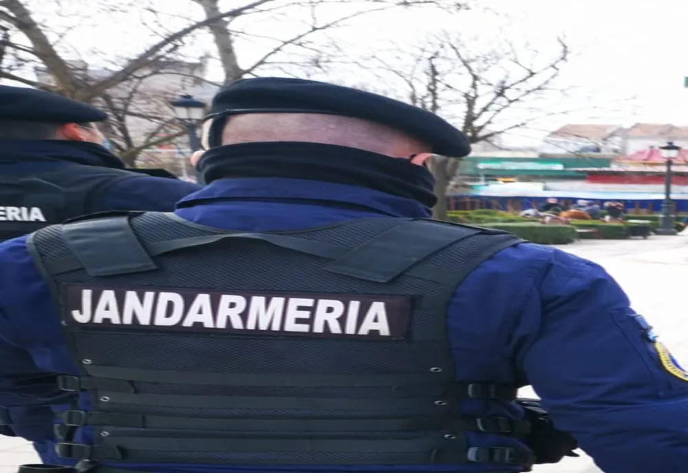 Supărat că nu-și găsește cheile, un tulcean  a spart geamurile de la intrarea în bloc