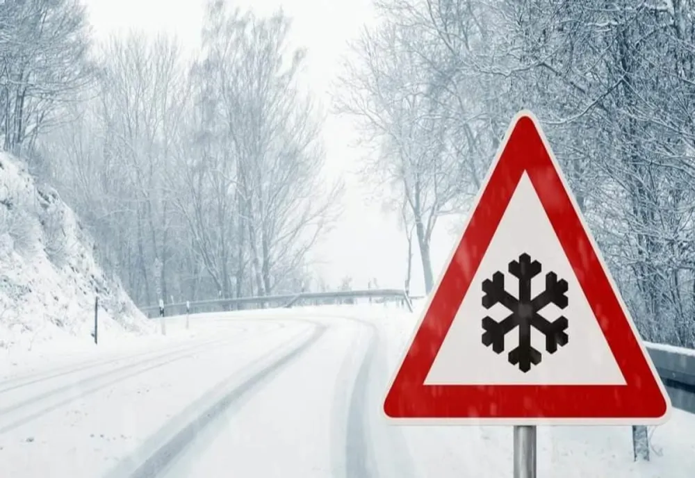 Atenţionare cod galben de ninsori și vânt în 13 județe
