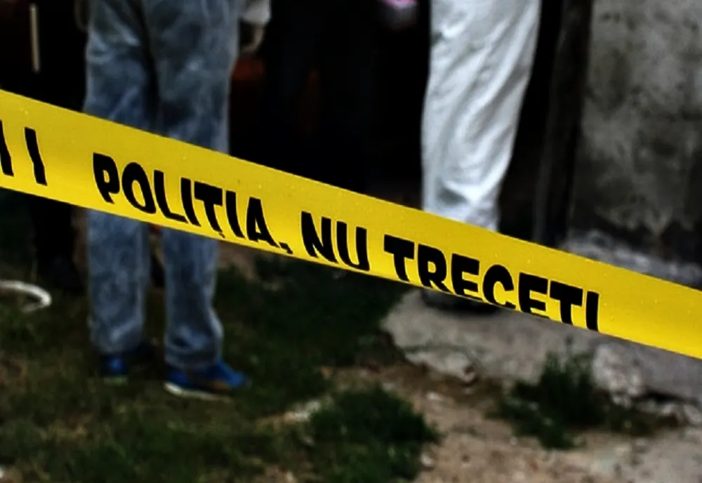 O fetiță de doi ani, găsită moartă cu urme de lovituri pe corp într-un sat din Harghita