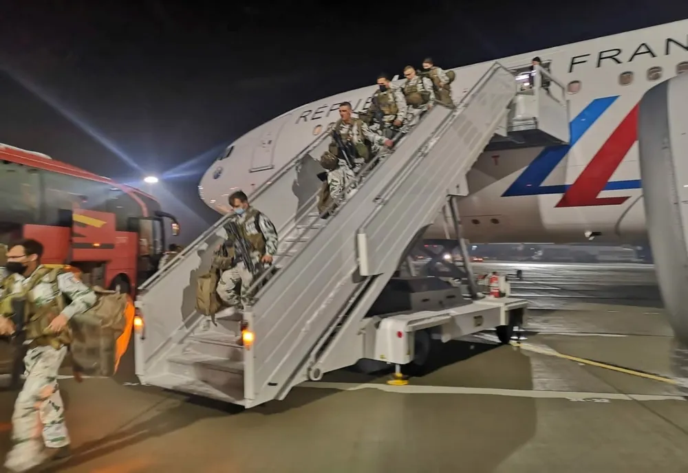 Militari francezi din Forţa de răspuns a NATO au ajuns în Baza Aeriană Mihail Kogălniceanu