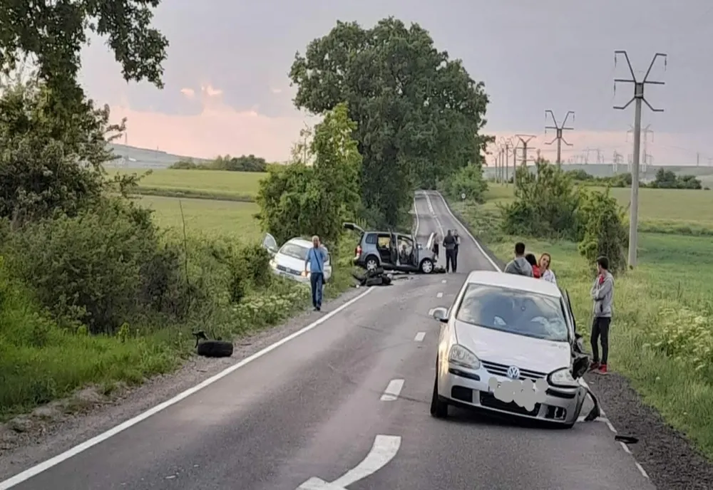 Accident pe DN22 cu trei mașini . O victimă transportată la spital